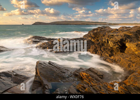 Costa rocciosa del punto Treyarnon al tramonto, guardando verso la testa di Trevose, Cornwall, England, Regno Unito, Europa Foto Stock