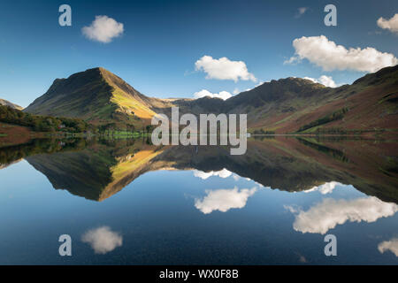 Perfetto riflessioni su una tranquilla Buttermere nel Parco Nazionale del Distretto dei Laghi, Sito Patrimonio Mondiale dell'UNESCO, Cumbria, England, Regno Unito, Europa Foto Stock