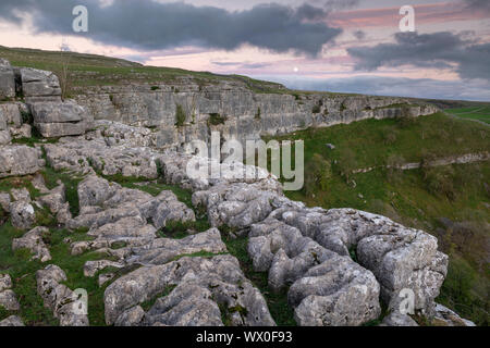 Scogliere calcaree sopra Malham Cove nel Yorkshire Dales National Park, il Yorkshire, Inghilterra, Regno Unito, Europa Foto Stock