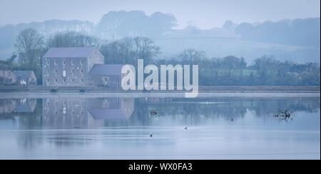 Carew Tidal Mill, in una nebbiosa mattina di primavera, Pembrokeshire, Wales, Regno Unito, Europa Foto Stock