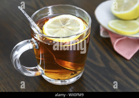 Una tazza di tè e caffè e limone sul tavolo. Foto Stock