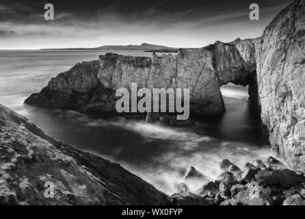 L'arco bianco a Rhoscolyn sull'Isola di Anglesey, Galles del Nord, Regno Unito, Europa Foto Stock