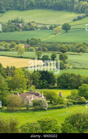 Casa colonica circondata da ondulate Cotswolds campagna, Dursley, Gloucestershire, England, Regno Unito, Europa