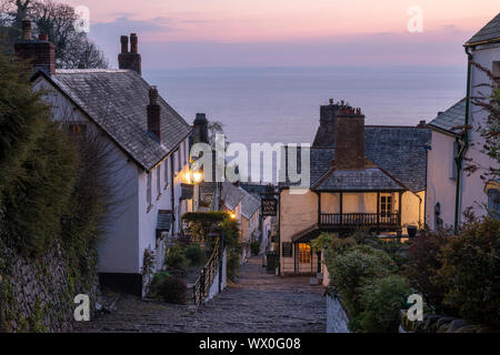 Rosa alba cielo sopra il grazioso villaggio di Clovelly sulla North Devon Coast, Clovelly, England, Regno Unito, Europa Foto Stock