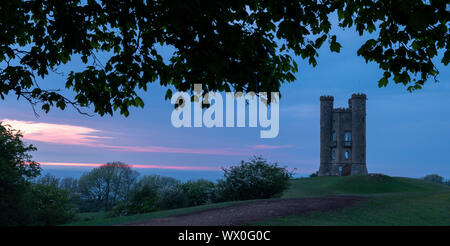 Torre di Broadway in Cotswolds al crepuscolo, Worcestershire, England, Regno Unito, Europa Foto Stock