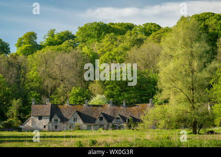 Arlington Row cottages nel grazioso villaggio di Cotswolds di Bibury, Gloucestershire, England, Regno Unito, Europa