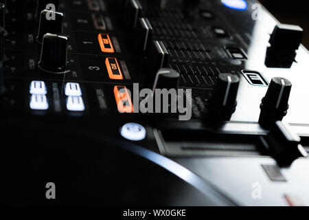 Ampio angolo di foto di nero mixer audio controller con le manopole e i cursori Foto Stock