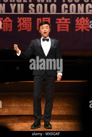 Hong Kong, Cina. Xvi Sep, 2019. Tenore Chen Yu canta al suo concerto da solista "Mai dimenticare il motivo per cui hai iniziato' nel sud della Cina di Hong Kong, Sett. 16, 2019. Il concerto si è tenuto lunedì a Hong Kong City Hall per contrassegnare il settantesimo anniversario della fondazione della Repubblica popolare cinese. Credito: Weng Xinyang/Xinhua/Alamy Live News Foto Stock