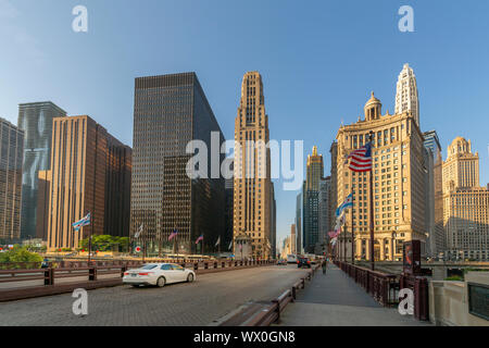 La mattina presto vista dei grattacieli e il traffico sul ponte DuSable, Chicago, Illinois, Stati Uniti d'America, America del Nord Foto Stock