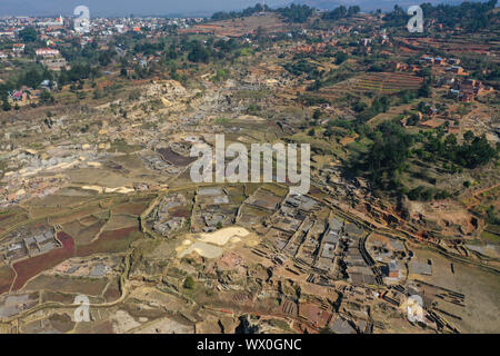 Mattone facendo sui campi di riso sulla Strada Nazionale RN7 tra Antsirabe e di Antananarivo, Ambatotapaka, Madagascar, Africa Foto Stock