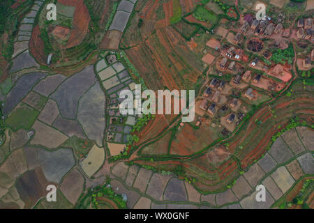 I campi di riso e piccoli villaggi vicino a Ivato, Ambositra distretto, Strada Nazionale RN7 tra Ranomafana e Antsirabe, Madagascar, Africa