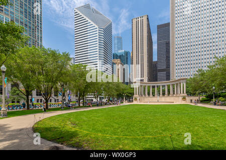 Vista della città di grattacieli, Monumento Millenario in Piazza Wrigley, il Millennium Park, il centro di Chicago, Illinois, Stati Uniti d'America, America del Nord Foto Stock