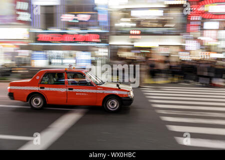 Taxi accelerando attraverso le strade di Shinjuku, Tokyo, Asia Foto Stock