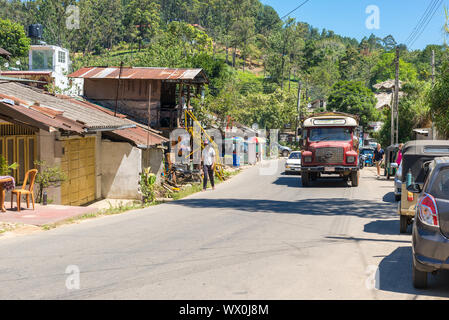 Piccoli negozi, bancarelle e negozi nella principale strada di vendita al dettaglio di Ella in Sri Lanka Foto Stock