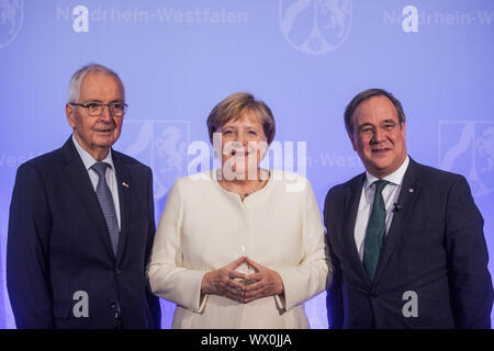 Bonn, Germania. Xvi Sep, 2019. Il Cancelliere federale Angela Merkel (CDU), Klaus Töpfer (l, CDU), ex Ministro federale dell'ambiente, e Armin Laschet (CDU), il primo ministro del Land Renania settentrionale-Vestfalia, presentarsi prima dell'assegnazione del premio di Stato del Land Renania settentrionale-Vestfalia. Potter è onorato con il premio più alto della Renania settentrionale-Vestfalia. Credito: Rolf Vennenbernd/dpa/Alamy Live News Foto Stock