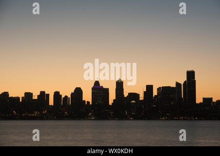 Lo skyline di Seattle all'alba, come visto da di Alki Beach, Seattle, nello Stato di Washington, Stati Uniti d'America, America del Nord Foto Stock