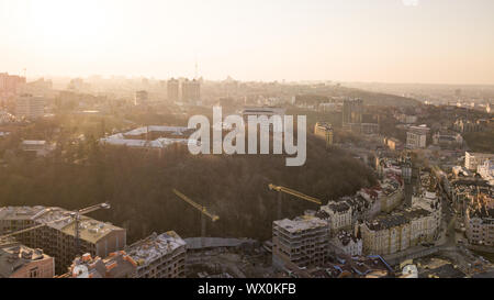 Artistico Scuola di Kiev e la costruzione dei lavoratori sul luogo di lavoro sono in cima all'edificio sulla Vozdvizhenka a Kiev Foto Stock