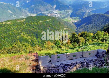 La Slovenia,WWI trincee italiane sul monte Kolovrat, su sfondo Soca valley. Foto Stock