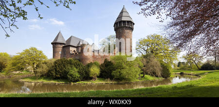 Acqua castello Burg Linn in primavera, Krefeld, Basso Reno, Renania settentrionale-Vestfalia, Germania, Europa Foto Stock