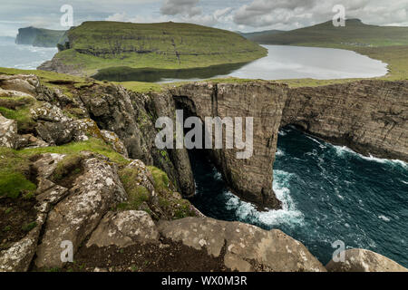 Traelanipa scogliere e Sorvagsvatn Lago, Funzionario Ministeriale Isola, Isole Faerøer, Danimarca, Atlantico, Europa Foto Stock