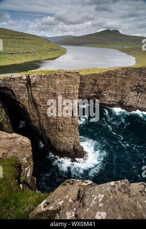 Traelanipa scogliere e Sorvagsvatn Lago, Funzionario Ministeriale Isola, Isole Faerøer, Danimarca, Atlantico, Europa Foto Stock