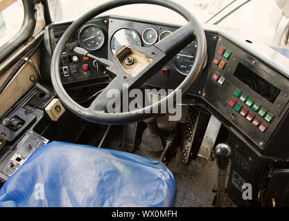 Controllo cabina vintage vecchio autobus vicino. Foto Stock
