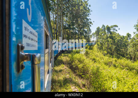 Il famoso dello Sri Lanka ferrovie sta andando attraverso le Highlands e le montagne Foto Stock