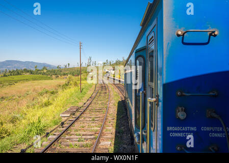 Il famoso dello Sri Lanka ferrovie sta andando attraverso le Highlands e le montagne Foto Stock