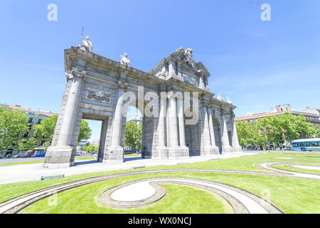 Puerta de Alcala e uno di Madrid sono le antiche porte della città di Madrid, Spagna. Era l'ingresso di persone provenienti da Fr Foto Stock