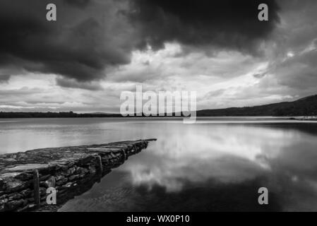 Scivolo di pietra e il lago all'alba in autunno, Lough Lenae, Parco Nazionale di Killarney, nella contea di Kerry, Munster, Repubblica di Irlanda, Europa Foto Stock