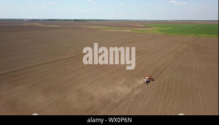 Il trattore si coltiva il campo, molla lavora su terreni agricoli. Foto da fuco Foto Stock