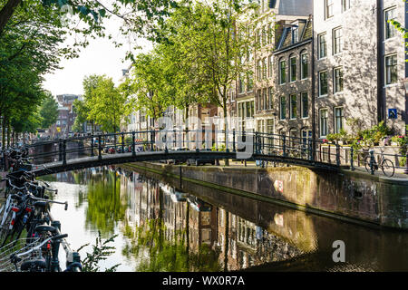 Vecchi edifici a capanna riflettendo in un canale, Amsterdam, Olanda Settentrionale, Paesi Bassi, Europa Foto Stock