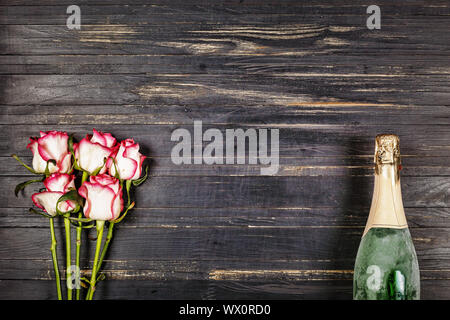 Champagne. La giornata della donna, 8 marzo. Il giorno di San Valentino. Compleanno. Nozze. Anniversario. Stile rustico. Foto Stock