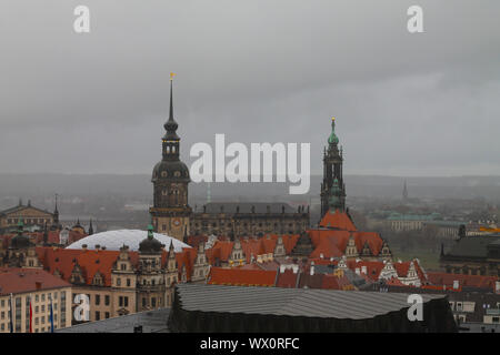 Vista sul centro storico di Dresda in inverno. Sassonia, Germania. Foto Stock
