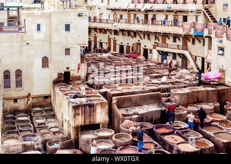 Attrazioni del Marocco. Le concerie di Fez. Serbatoi con coloranti e vasche in il tradizionale seminario in pelle di Fez. Il Marocco, Fes 04.21.2019 Foto Stock