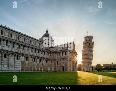 Cattedrale e la Torre Pendente di sunrise, Piazza dei Miracoli, patrimonio mondiale dell UNESCO, Pisa, Toscana, Italia, Europa Foto Stock