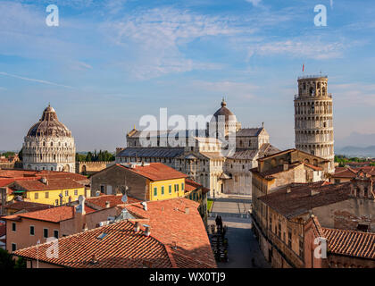 Vista su Via Santa Maria verso il Duomo e la Torre Pendente, Sito Patrimonio Mondiale dell'UNESCO, Pisa, Toscana, Italia, Europa Foto Stock