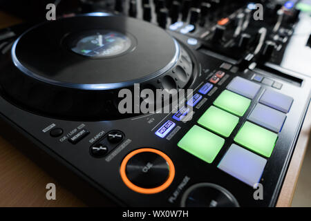 Professional concert dj giradischi dispositivo lettore audio con pannello di miscelazione Foto Stock