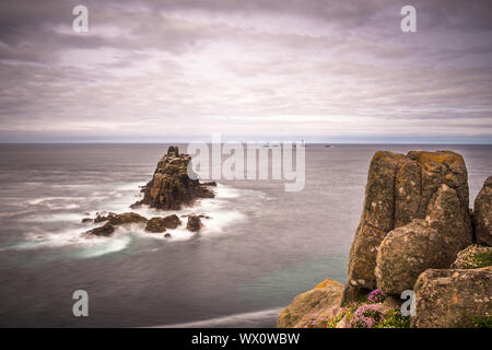 La formazione rocciosa conosciuta come il Cavaliere armato a Lands End in Cornovaglia, England, Regno Unito, Europa Foto Stock