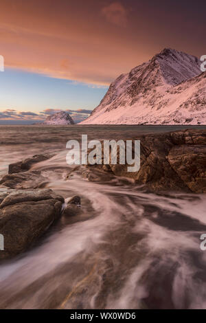 Un tramonto spettacolare a Haukland Beach in inverno, Lofoten, Nordland, artiche, Norvegia, Europa Foto Stock