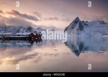 Hamnoy villaggio di pescatori in inverno, Hamnoy, Isole Lofoten, Nordland, artiche, Norvegia, Europa Foto Stock