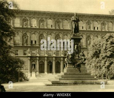 L'Accademia di Belle Arti e il monumento a Schiller, Vienna, Austria, c1935. Statua in bronzo del poeta tedesco Friedrich Schiller (1759-1805), progettato da Johannes scellino e inaugurato nel 1876. La scuola di arte è famoso per due volte di rigetto di Adolf Hitler a causa della sua "inabilità per pittura". Da "&#xd6;sterreich - Land und Volk", (l'Austria, la terra e la gente). [R. Lechner (Wilhelm M&#xfc;iler), Vienna, c1935] Foto Stock