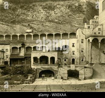 'Faust città' nella Felsenreitschule, Salisburgo, Austria, c1935. La Felsenreitschule (letteralmente 'rock riding school'), costruito in un ex cava, è stato originariamente utilizzato come un estate scuola di equitazione. Dal 1926 era l'impostazione per il teatro all aperto per spettacoli del Festival di Salisburgo. Fauststadt ("Faust Città") si riferisce a un 1933 produzione di Goethe "Faust". Il teatro era uno dei luoghi nel 1965 film "Sound of Music". Da "&#xd6;sterreich - Land und Volk", (l'Austria, la terra e la gente). [R. Lechner (Wilhelm M&#xfc;iler), Vienna, c1935] Foto Stock