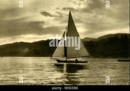 Barca a vela sul W&#xf6;rthersee, Carinzia, Austria, c1935. Ricreazione sul lago W&#xf6;rth nello stato della Carinzia. Da "&#xd6;sterreich - Land und Volk", (l'Austria, la terra e la gente). [R. Lechner (Wilhelm M&#xfc;iler), Vienna, c1935] Foto Stock