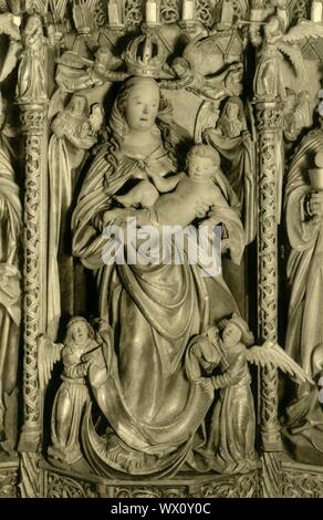 Alterpiece, Hallstatt chiesa parrocchiale, Hallstatt, Austria superiore, c1935. Maria, tenendo il Bambino Gesù, è coronata da angeli: dettaglio delle sculture su gotico pala alato completato c1520 da Leonard Astl. L'altare dedicato alla Vergine Maria, è il solo pezzo che Astl firmato. Da "&#xd6;sterreich - Land und Volk", (l'Austria, la terra e la gente). [R. Lechner (Wilhelm M&#xfc;iler), Vienna, c1935] Foto Stock