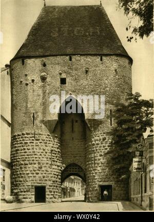 Il Wiener Tor, Hainburg an der Donau, Austria inferiore, c1935. Il Wiener Tor di Vienna (Gate), costruito nel XIII secolo, è il più grande porta medievale in Europa. Da "&#xd6;sterreich - Land und Volk", (l'Austria, la terra e la gente). [R. Lechner (Wilhelm M&#xfc;iler), Vienna, c1935] Foto Stock