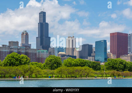 Vista sullo skyline di Chicago e Willis Tower dal Lago Michigan taxi boat, Chicago, Illinois, Stati Uniti d'America, America del Nord Foto Stock