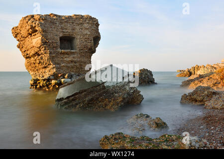 Rovine di bunker sulla spiaggia del Mar Baltico, parte di un antico fortilizio nella ex base sovietica Karosta a Liepaja, Lettonia Foto Stock