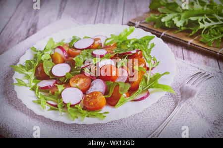 Insalata di verdure fresche e le erbe sul tavolo. Foto Stock