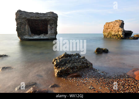 Rovine di bunker sulla spiaggia del Mar Baltico, parte di un antico fortilizio nella ex base sovietica Karosta a Liepaja, Lettonia Foto Stock